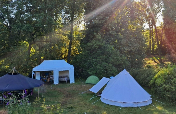 Pottendraaien en kleien op creatief kamp